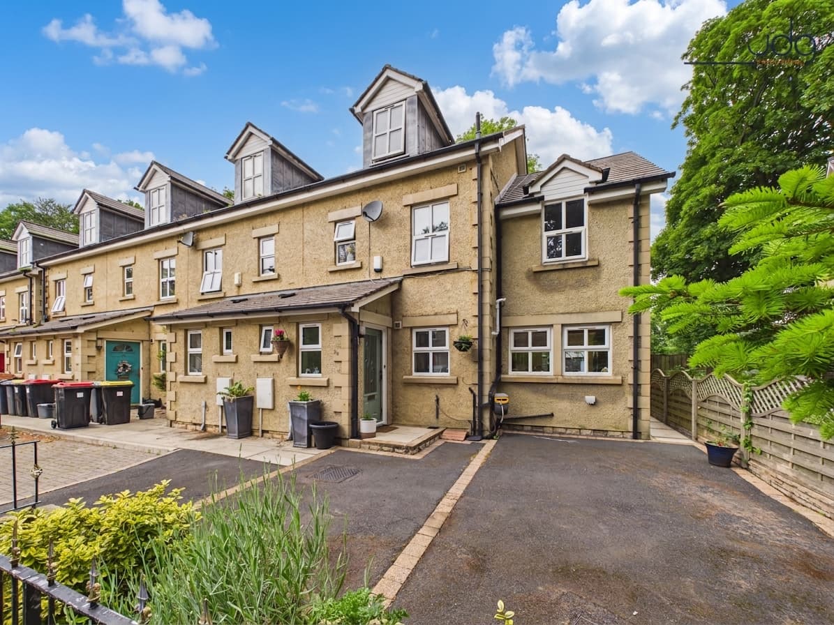 Ayrton View | A modern end-terrace with a west-facing garden, loft suite and rare driveway parking in a quiet Lancaster cul-de-sac.